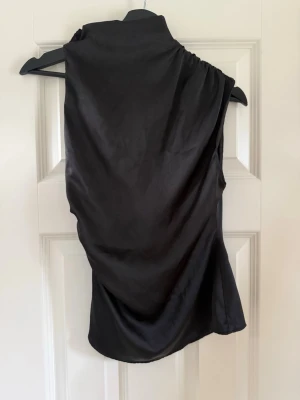 Satin topp från Zara  - Hej, Säljer denna super snygga satin tröjan från Zara som är använd en gång. Perfekt till finare tillfälle eller till vardags.