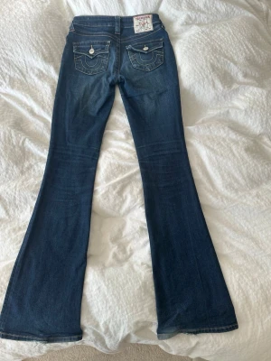 True religion jeans  - Säljer ett par true religion jeans, mörkblå och är i storlek w24.