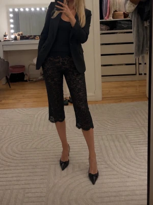 Svart spetsset med kortärmad topp - Säljer svarta Capri byxor i storlek S från Zara. Har spets och har relativt strechigt material ❤️❤️ helt nya och aldrig använda!