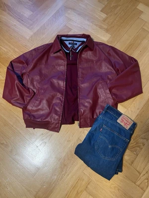 Komplett outfit Levi’s,Tommy, forever 21. - En väldigt snygg outfit för vår/höst/vinter Tommy Hilfiger vinröd långärmad tröja, XL  Forever 21 shein röd jacka, L  Levi’s bootcut blåa, 33/32 knappt använda (nypris 1000kr+)  Tveka inte att fråga något. Obs! Inga förhandlingar 