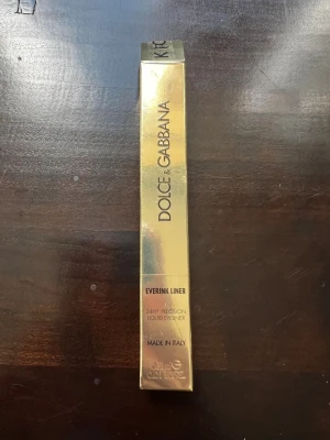 Dolce & Gabbana Everink Liner - Eyeliner från Dolce & Gabbana i lyxig guldförpackning. Everink Liner ger exakt applicering och håller upp till 24 timmar. Öppnad ny pris 450kr 