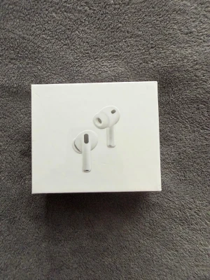 Apple AirPods Pro 3 trådlösa hörlurar - Säljer ett par Apple AirPods Pro 3, trådlösa in-ear hörlurar i vit färg. De levereras i originalförpackning och har laddningsetui. Hörlurarna har en stilren och kompakt design med silikonproppar för bra passform och brusreducering. Oöppnade 