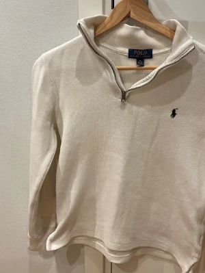 Vit half zip från Polo Ralph Lauren - Säljer nu denna Ralph lauren Halfzip eftersom att jag rensar garderoben. Storlek 10-12 men kan passa större Tröjan är i nyskick mycket bra använd fåtal gånger. Pris 349 kr först till kvarn☀️🕶️