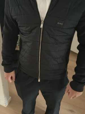 Cardigan boss - Stilren svart cardiganjacka, säljer för att den inte längre passar! Jackan har dragkedja hela vägen, perfekt för lager-på-lager och snyggt till jeans! Hör av dig vid frågor eller funderingar pris kan diskuteras! 