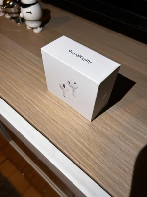 AirPods Pro 2 (ANC) - Säljer ett par nya Apple AirPods 2 2025 med aktiv brusreducering. Inte använt dem tidigare. Levereras i oöppnad originalförpackning. Inga synliga defekter eller slitage. Säljer dessa för jag har fått dem i present, har redan ett par och inget kvitto till dessa så jag väljer att sälja dessa för lägre pris.   Pris kan diskuteras.         Mvh Wilmer