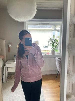 Rosa hoodie från Juicy Couture - Säljer en äkta rosa super mjuk och len hoodie från juicy couture. ‼️pris kan diskuteras‼️