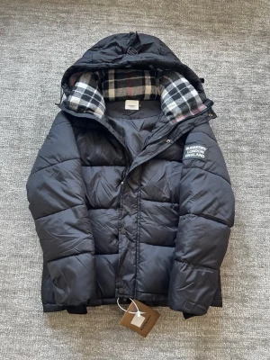 Svart puffer jacka - Helt ny och oanvänd. Storleken är M