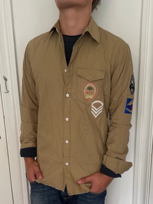 Zadig & Voltaire - Overshirt - Riktigt snygg overshirt/skjorta från Zadig & Voltaire i storlek 40. Passar mig bra som brukar ha medium. Riktigt bra skick
