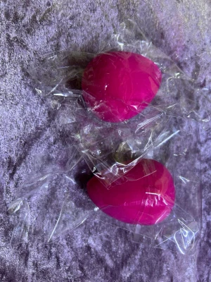Två rosa Rengöringssvamp / beautyblenders - Säljer två stycken rosa beautyblenders i klassisk droppform. De är förpackade i plast och perfekta för att applicera foundation eller concealer jämnt och smidigt. Tillverkade i mjukt, flexibelt skum som ger en naturlig finish. Finns fler kvar . Samma frakt 