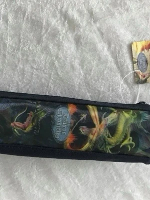 3D Mitiv Dragon Chronicles pennfodral - Säljer ett pennfodral med coolt drakmotiv från Dragon Chronicles. Fodralet är avlångt och har dragkedja samt en liten rem i ena änden. Materialet är slitstark textil i mörka färger med färgglada drakar tryckta på framsidan. 49kr/st . Finns flera olika typer kvar 