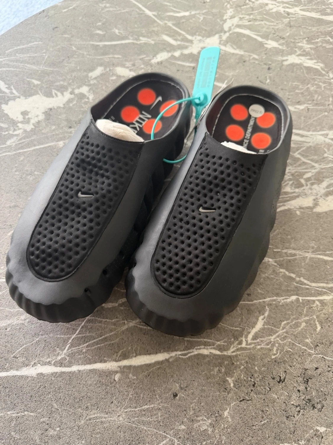 Svarta Nike tofflor med perforerad ovandel