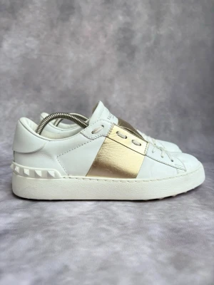 Valentino Open Skor - Stl 38 - Fina Valentino skor i vitt och guld, perfekt till våren och sommaren! 🌷🏖️ | Mycket bra skick: 9,4/10 | Storlek: 38  | Ingår: Skorna  🙌 | Nypris: Ca 5500kr | Självklart äkta. Hör av dig vid frågor // Galgen 🫡