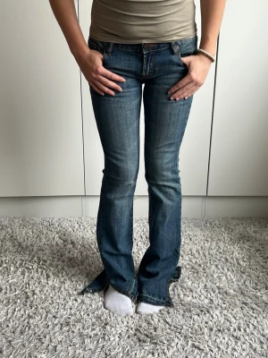 Vintage jeans brodyr - Midjemått 33cm rakt över, 74cm innerbenslängd ❣️