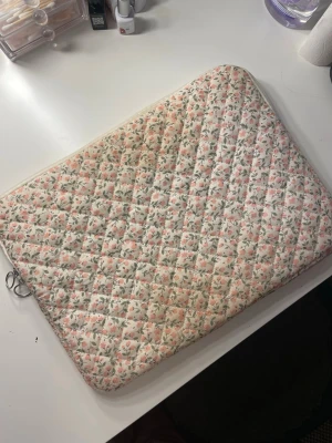 Blommig datorfodral - Jätte fint datorfodral! Säljer då jag inte använder du längre, det är i bra skick! 💓 hör gärna av dig om du har några frågor/vill diskutera pris 😊( det är ett stort fodral och skulle tro att det passar till en 15 tums dator) 