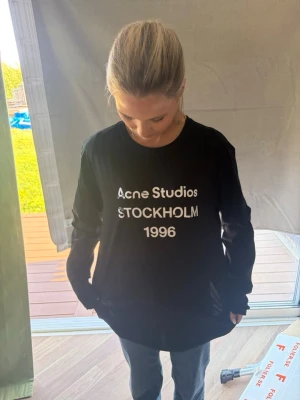 Svart långärmad topp Acne Studios - Svart långärmad topp