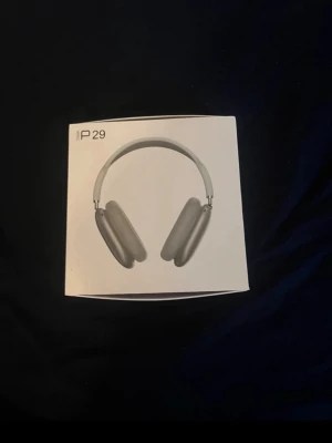 Trådlösa over-ear hörlurar P29 - Snygga trådlösa over-ear hörlurar i silvergrå färg med modern design. Mjuka, vadderade kåpor och justerbart huvudband för skön passform. Köpte köpte från Glowseva för 640kr, dom är helt nya.  Perfekta för musik, gaming eller videos. Levereras i originalförpackning.