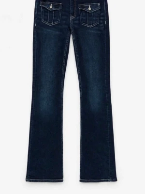 Mörkblå bootcut jeans med ficklock - Snygga mörkblå bootcut jeans med två framfickor med lock och dekorativa sömmar. Jeansen har en klassisk femficksmodell och är tillverkade i denim med lätt stretch för skön passform. Perfekta till sneakers eller boots.