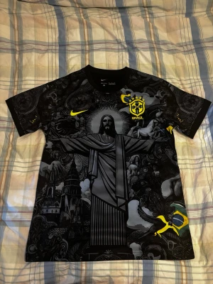 Svart Brasilien Christ the Reedemer fotbollströja - Svart Brasilien Christ the Reedemer fotbollströja, väldigt skön och snygg passar riktigt fint till att spela ute och till ute outfits.