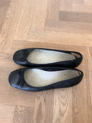Ballerinaskor - Snygga svarta ballerinaskor men märke och skostorlek syns inte men skulle säga att det är storlek 39❤️