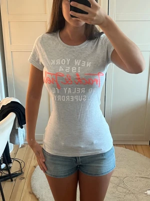 Superdry T-shirt  - Jättefin superdry T-shirt med tryck i storlek S