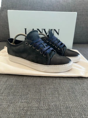 Lanvin cap toe DBB1 uk 6 passar 41-42 - Storlek Uk 6 (passar 41-42) Orginal Box och dustbag ingår. Självklart äkta! Skriv om ni har några frågor. Sulkräm har andvänts.