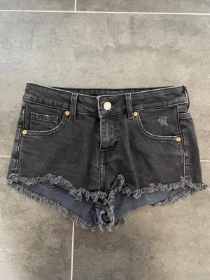 Lågmidjade jeans shorts  - Jättesnygga lågmidjade svarta jeans shorts från H&M. 