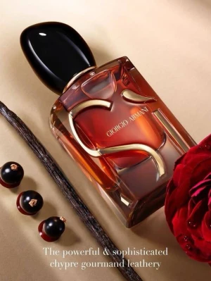 Giorgio Armani Sì Parfum 100ml (70% kvar) - Nypris runt 2000kr Giorgio Armani Sì Parfum är en elegant parfym i en lyxig glasflaska med guldiga detaljer och svart kork. Doften har chypre, gourmand och lädertoner. Flaskan har en varm bärnstensfärgad vätska och kommer i en stilren ljusrosa förpackning med gulddetaljer. 