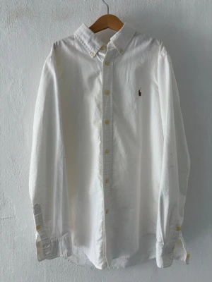 Ralph Lauren vit skjorta - Klassisk vit skjorta med button-down krage. Lite kraftigare bomull. Stl 16 motsvarar ca 158-164. 