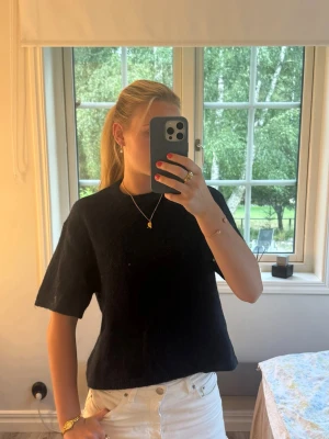 Mörkblå stickad tröja från Gina Tricot - Säljer en mörkblå  stickad tröja från Gina Tricot med rund halsringning och korta, vida ärmar. 