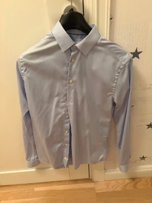 Eton skjortor  - Eton Signature Twill – 2 skjortor, stl S  Säljer två Eton Signature Twill-skjortor i storlek S – en blå och en vit. Båda är endast provade och i nyskick, utan tecken på användning.  Säljes helst tillsammans. Pris: 1 400 kr för båda.  Hör gärna av dig vid intresse, o kom pm för mer frågor eller funderingar 