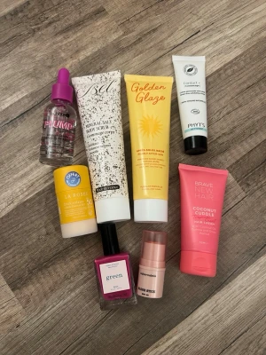 Blandat kit med skönhetsprodukter - Säljer ett kit med olika skönhetsprodukter: ansiktsserum, mineralskrubb, after sun, solskydd, hårkräm, nagellack och blush stick. Produkterna kommer i tuber, flaskor och stift, perfekta för dig som vill testa nytt inom skönhet. Allt är nytt och oanvänt 