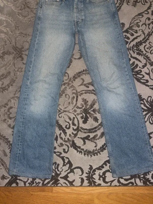 Ljusblå raka jeans från HOPE - Säljer ett par ljusblå jeans från HOPE med rak passform och klassisk femficksdesign. Jeansen har en snygg tvättad look och är tillverkade i denim. Perfekta för dig som gillar en avslappnad och stilren stil.
