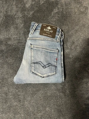 Replay anbass  - Ett par riktigt snygga replay jeans i storlek w28 L30 i modellen anbass, om det finns någon fråga var inte rädd för att skjuta ett meddelande 