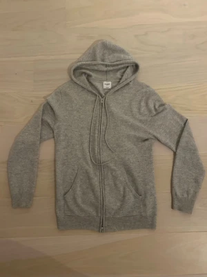 John Henric Cashmere Hoodie  - Inprincip helt ny. Storlek M. Nypris 3000 mitt pris. 1099. 100% cashmere. Hör av dig vid frågor!