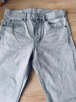 Zara Jeans - Zara Jeans använt skick. Bred passform med ett stift material.