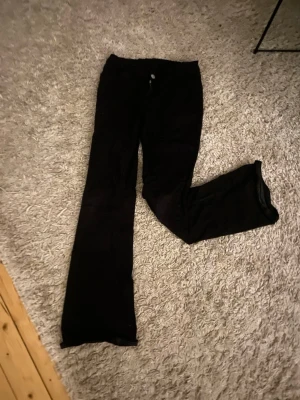 Svarta utsvängda jeans - Säljer ett par svarta jeans med utsvängda ben. Har klippt bort lappen för att den inte skulle sticka ut!🥰köpte dom för 199 säljer för 60!!!
