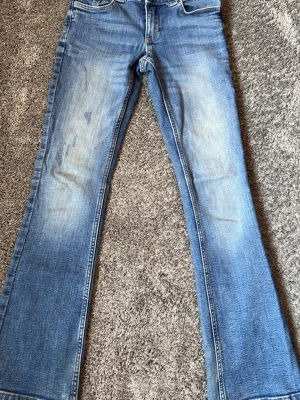 Snygga jeans - Köparen står för frakt. Säljer ett par snygga 2000s-inspirerade jeans från H&M. Perfekt för dig som gillar den trendiga Y2K-stilen! 💙✨ ✨ Märke: H&M ✨ Storlek: 146 ✨ Stil: 2000s / Y2K ✨ Skick: Fint använt skick Hör gärna av dig om du har frågor eller vill ha fler bilder! 💕