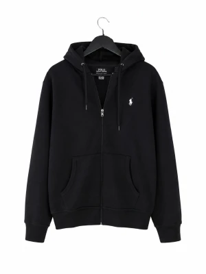 Svart hoodie med dragkedja från Polo Ralph Lauren - Snygg svart hoodie med dragkedja från Polo Ralph Lauren. Klassisk design med huva, dragsko och två fickor framtill. Liten vit logga broderad på bröstet. Tillverkad i mjukt material som känns skönt mot huden. Perfekt för en avslappnad och stilren look.