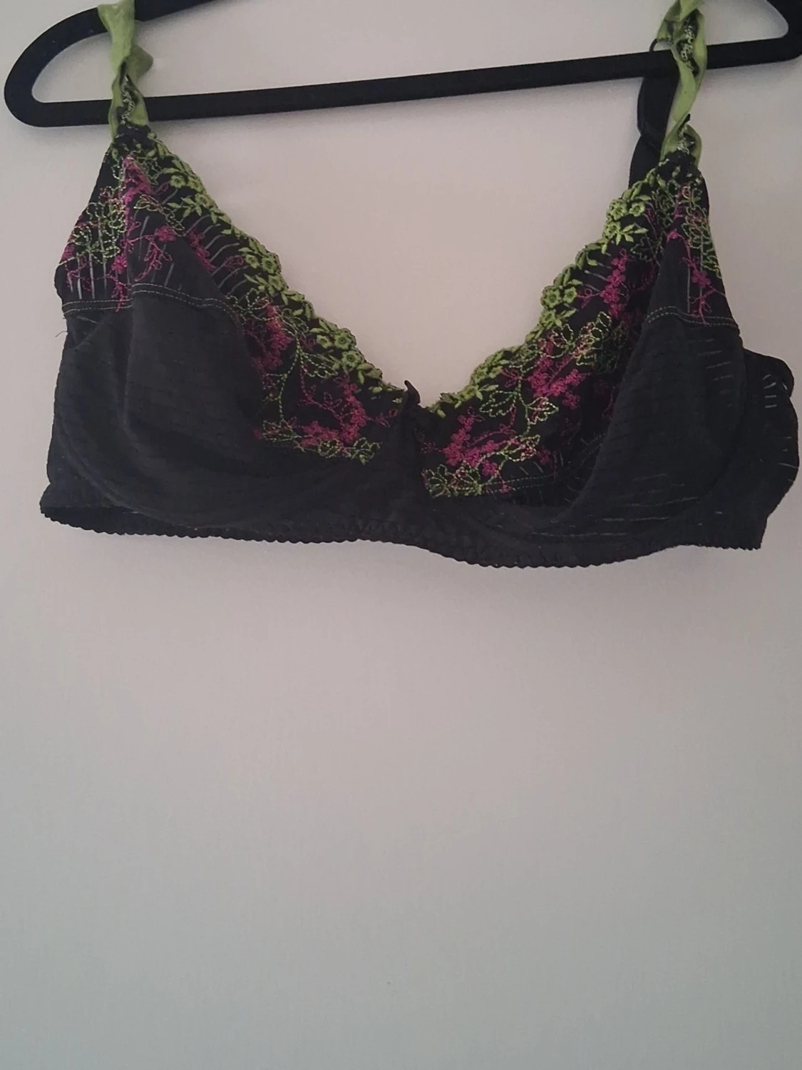 Svart spets-bh med grön och rosa detalj