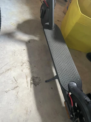 Svart elscooter med digital display - Säljer en svart elscooter med digital display som visar hastighet och batterinivå. Scootern har ringklocka, reflex och stöd. Handtagen är svarta och det finns röda detaljer på bromskabeln. Perfekt för smidig transport i stan.