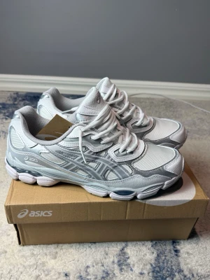 Vita asics gel nyc 45 - Lite lös i sulan , tveka ej på att ställa frågor. Pris ej hugget i sten