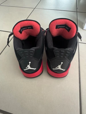 Air Jordan 4 retro Red Thunder - Snygga Air Jordan Red Thunder. Skorna är varsamt använda men storleken känns lite mindre. Ovandelen är i mocka och textil, med robust yttersula för bra grepp. Öppen till prisförslag.