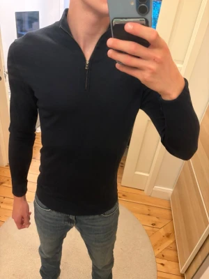 Sunspel quarter zip - Säljer denna mörkblå Sunspel quarter zip i 100% merinoull. Den är i ett utmärkt skick utan några defekter eller tecken på användning. Tröjan är i storlek S men har mycket stretch i så kan även passa större. Nypris på denna ligger runt 4000 kr, mitt pris är 799kr. Tveka inte på att höra av dig vid frågor eller funderingar.
