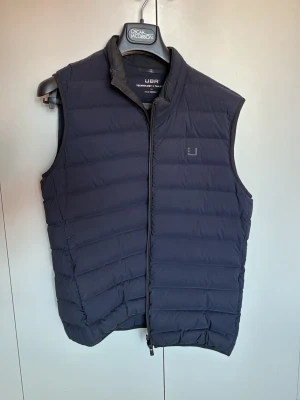 UBR väst - Säljer denna UBR väst i nyskick, size M