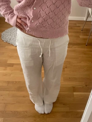 Vita linnebyxor - Superfina vita linnebyxor från GinaTricot i barnstorlek 158/164. Jag är ca 168 för referens. Har tecken på användning med är fortfarande i väldigt fint skick. Pris kan alltid diskuteras och skriv om du har några frågor!💗