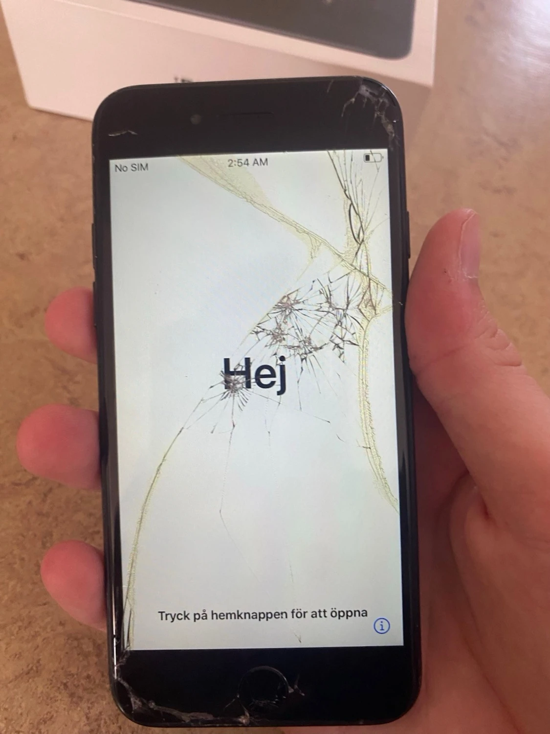 Svart iPhone med sprucken skärm