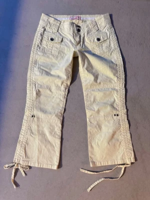 baby yellow lowrise bootcut byxor  - cali girl Marissa Cooper Summer Roberts byxor vackra pastellgula lågmidjade 3/4 bootcut 💛 fräscht vintage skick i princip nya, en liten svag fläck på fickan men den syns knappt 