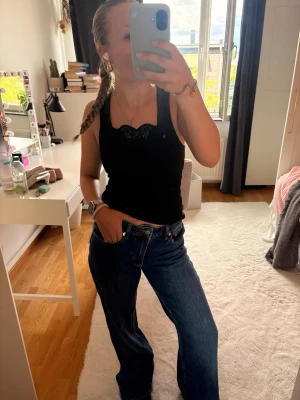 Baggy jeans - Säljer ett par baggy mörkblå jeans från Lager 157. Storlek Xs och i short, men skulle fortfarande säga att de är väldigt långa för mig som är runt 156/157. Bra skick förutom längst ner då jag trappat på de pågrund av att de varit för långa. Pris kan diskuteras och det är bara att höra av sig vid frågor eller funderingar / mvh Amanda