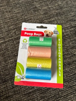 Biologiskt nedbrytbara bajspåsar - Fyra rullar bajspåsar i grönt, beige, gult och blått från Flamingo. Varje rulle innehåller 15 påsar och de är biologiskt nedbrytbara. Perfekt för hundpromenader och enkla att ta med sig tack vare smidig förpackning.