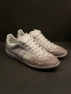 maison margiela - Masion margiela skor med rosa pain splat. Bra skick, inga defekter. Box ingår! 